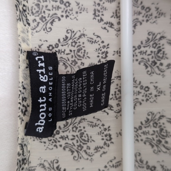 About a Girl Off-White Damask Print Wrap Style Chiffon Blouse Size Extra Large - Picture 2 of 5